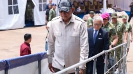 Menhan Sjafrie Sjamsoeddin tiba di kapal JS Kunisaki yang bersandar di Pelabuhan Internasional Kijing, Mempawah